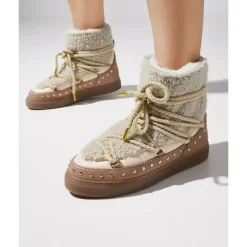 Beige pelsforede snøstøvler med skinn